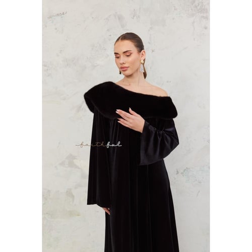فستان مخمل أسود بأكتاف فرو