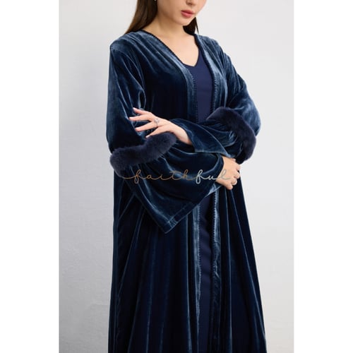 فستان مخمل عنابي مفتوح بلمسة فرو