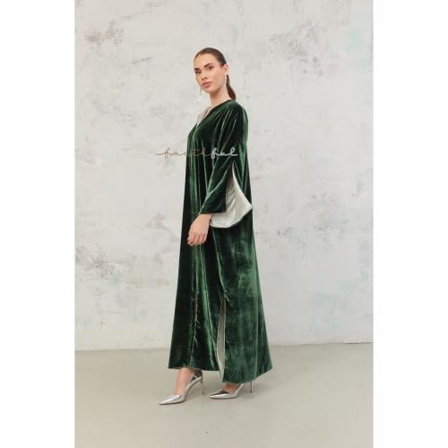 فستان مخمل أخضر زمردي ببطانة فاتحة