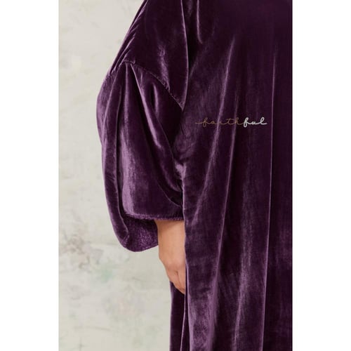 ستان مخمل بنفسجي بياقة ناعمة وأكمام واسعة