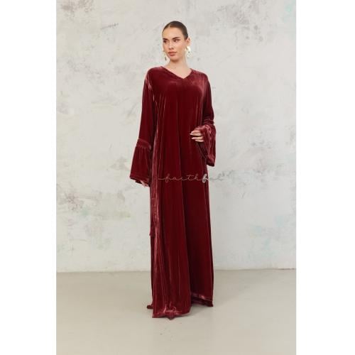 فستان مخمل برغندي بأكمام طبقات وتفصيلة جانبية