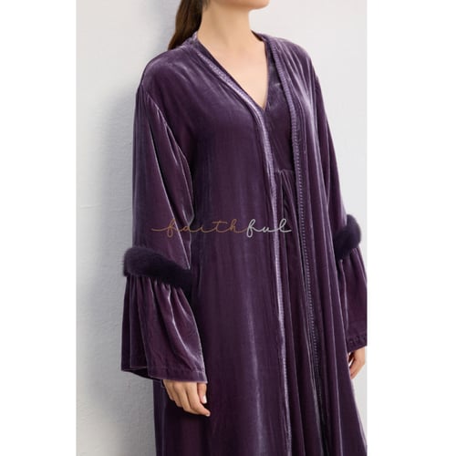 عبايه مخمل موف داكن مفتوح بأكمام فرو