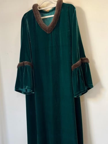 فستان مخمل أخضر زمردي بياقة فرو