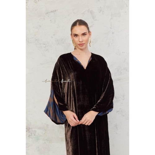 فستان مخمل بني داكن بقصة واسعة وأكمام منسدلة