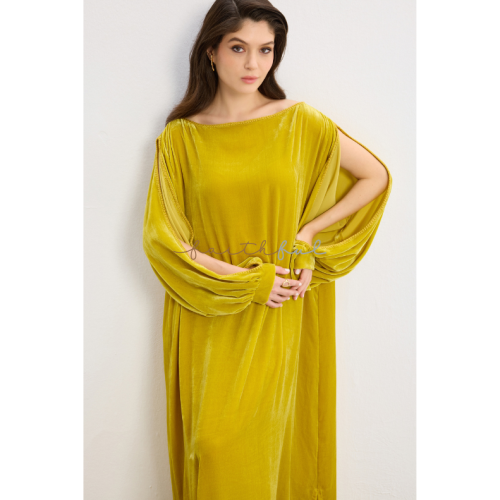 فستان مخمل أصفر بأكمام واسعة وشق جانبي