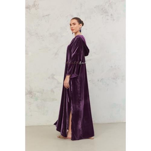 ستان مخمل بنفسجي بياقة ناعمة وأكمام واسعة