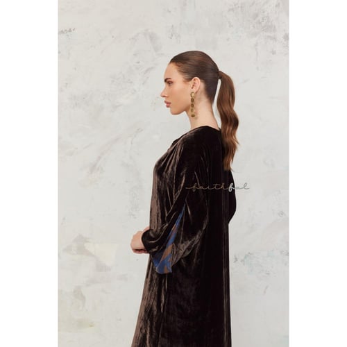 فستان مخمل بني داكن بقصة واسعة وأكمام منسدلة