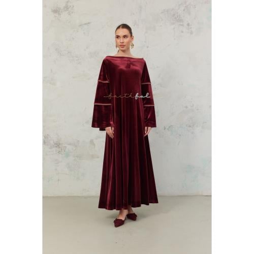 فستان مخمل نبيتي بأكمام واسعة