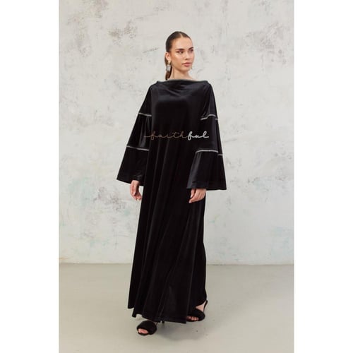 فستان مخمل اسود بأكمام واسعة