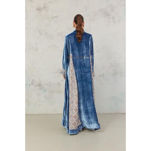 فستان مخمل أزرق بتفصيلة جانبية مزخرفة