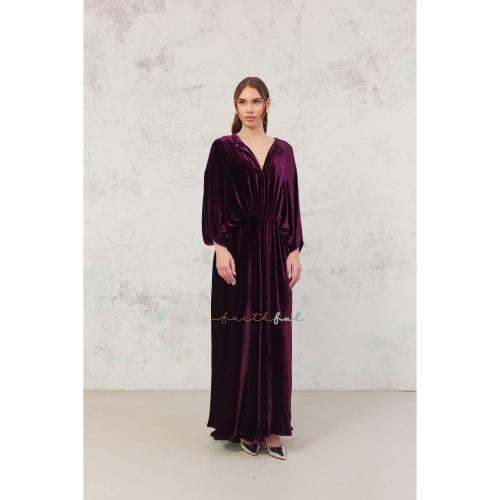 فستان مخمل بنفسجي داكن بخياطة مركزية