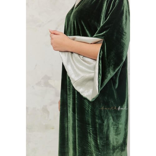 فستان مخمل أخضر زمردي ببطانة فاتحة