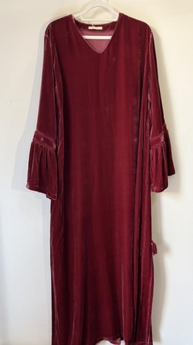 فستان مخمل برغندي بأكمام طبقات وتفصيلة جانبية