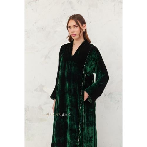 عباية مخمل اخضر بأكمام واسعة