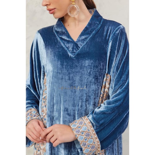 فستان مخمل أزرق بتفصيلة جانبية مزخرفة