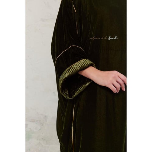 فستان مخمل أخضر زيتوني بقصة واسعة وتفصيلة ذهبية