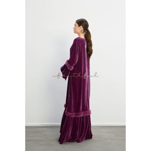 فستان مخمل برغندي بأكمام واسعة