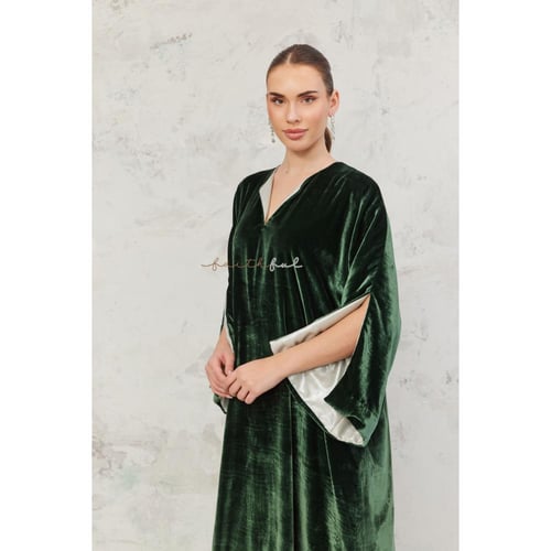 فستان مخمل أخضر زمردي ببطانة فاتحة