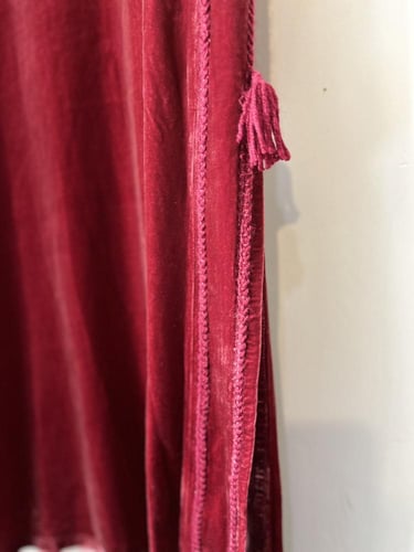 فستان مخمل برغندي بأكمام طبقات وتفصيلة جانبية