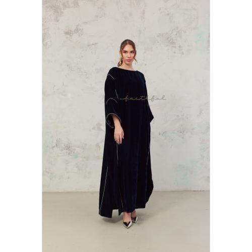 فستان مخمل كحلي داكن بقصة واسعة