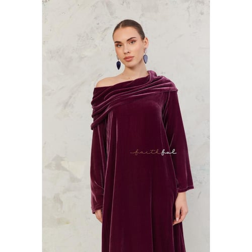 فستان مخمل عنابي أوف شولدر