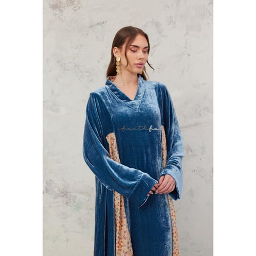 عباية مخمل ازرق مشجر