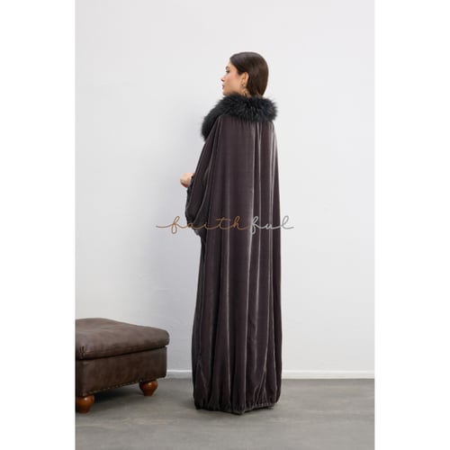 قفطان فحمي ملكي بالفرو الأسود