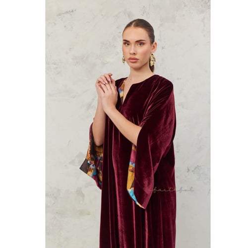 فستان مخمل برغندي بتفصيلة ملونة