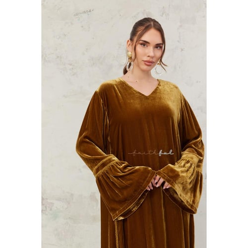 فستان مخمل ذهبي بتفصيلة حبل جانبي