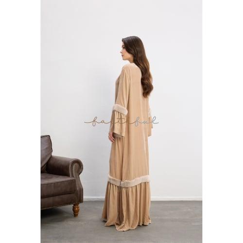 فستان مخمل بيج رملي بحافة فرو