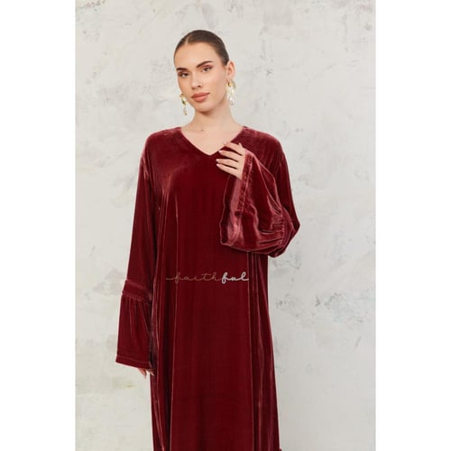 فستان مخمل برغندي بأكمام طبقات وتفصيلة جانبية