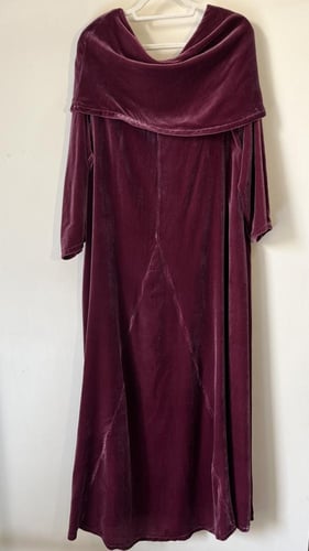 فستان مخمل عنابي أوف شولدر