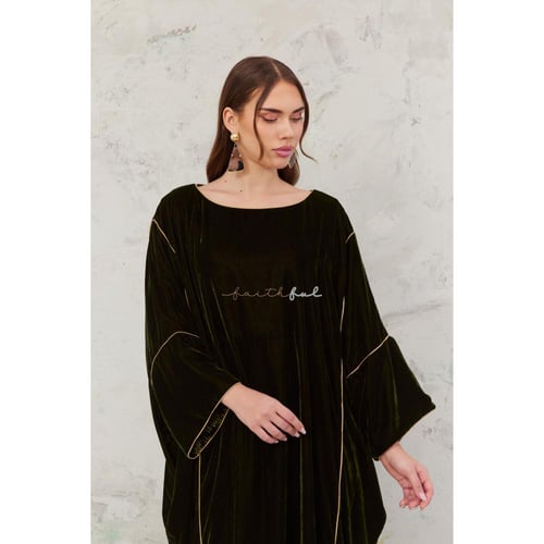 فستان مخمل أخضر زيتوني بقصة واسعة وتفصيلة ذهبية