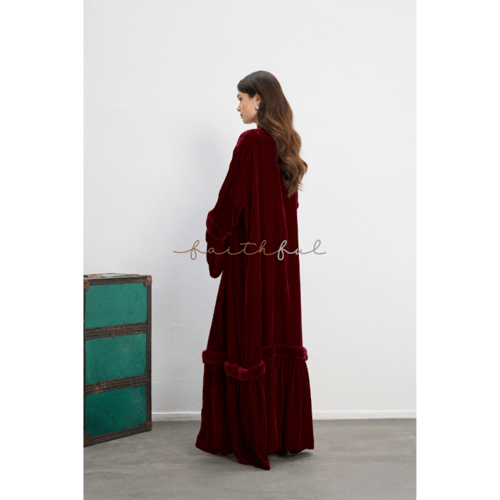 عباية اكمام مخمل احمر