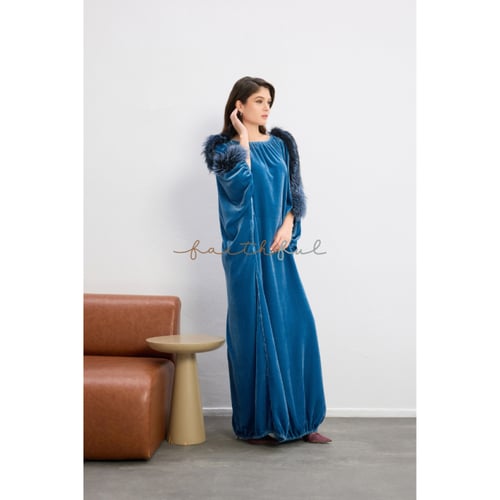 فستان مخمل أزرق بترولي بأكمام فرو