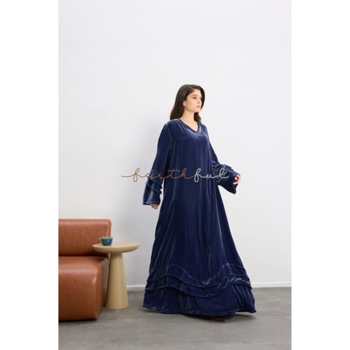 عباية اكمام مخمل ازرق