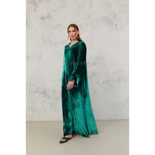 فستان مخملي أخضر بأكمام واسعة