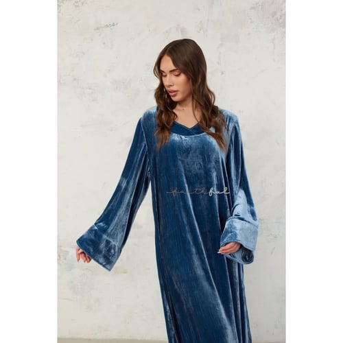 فستان مخمل أزرق بأكمام واسعة