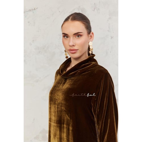 فستان مخمل بني داكن بتفصيلة جانبية