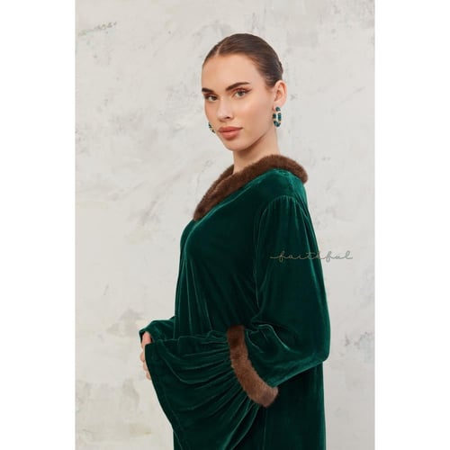 فستان مخمل أخضر زمردي بياقة فرو