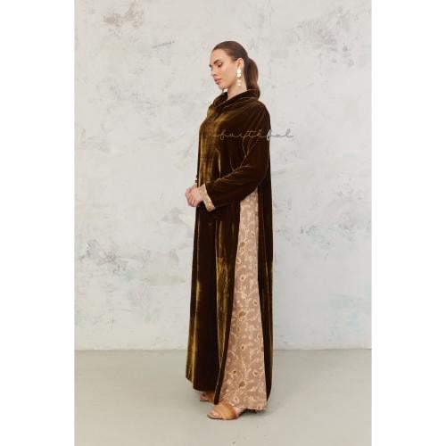 فستان مخمل بني داكن بتفصيلة جانبية