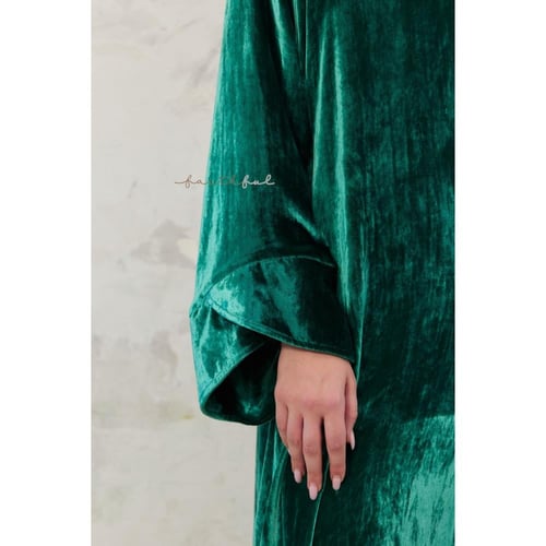 فستان مخملي أخضر بأكمام واسعة