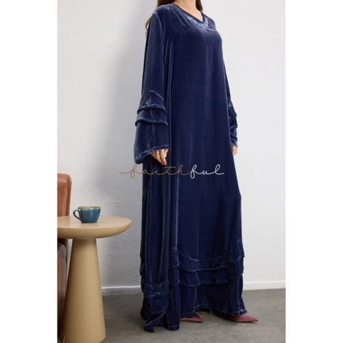 عباية اكمام مخمل ازرق