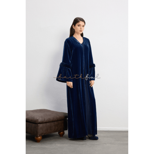 عباية مخمل كحلي بتفصيلة فرو