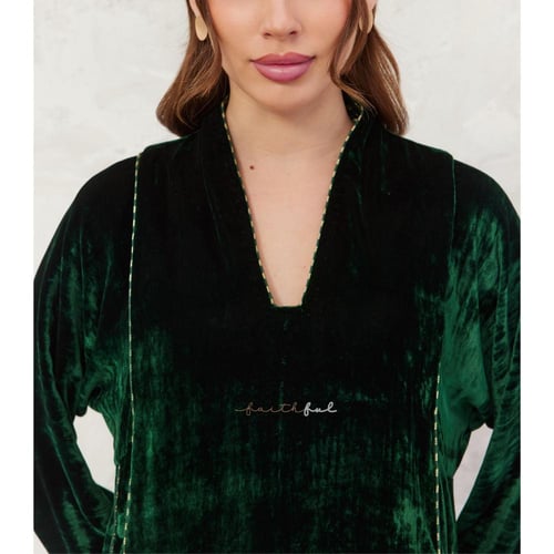 عباية مخمل اخضر بأكمام واسعة