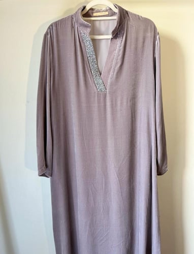 فستان مخمل رمادي بترصيع فضي