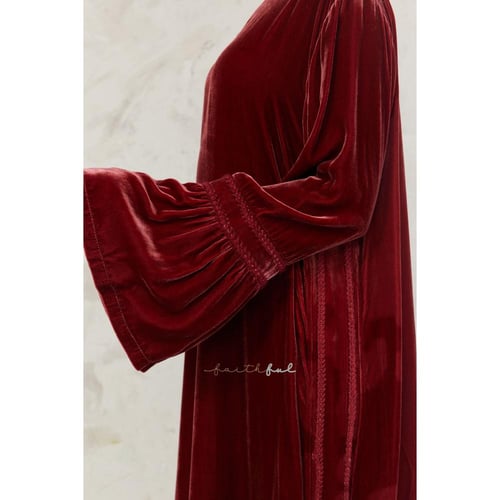 فستان مخمل برغندي بأكمام طبقات وتفصيلة جانبية