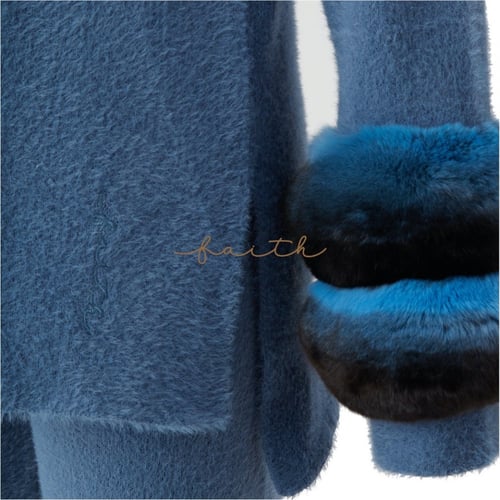 BLUE FLUFFY SET CHINCHILLA ON SLEEVES