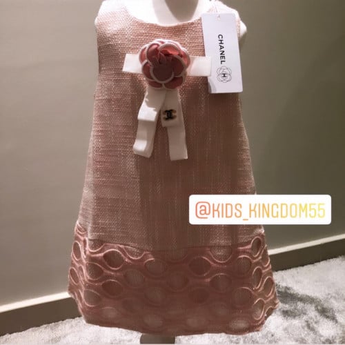 فستان شانيل مفرغ مع البروش