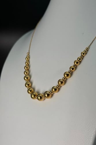 عقد من كرات الذهب